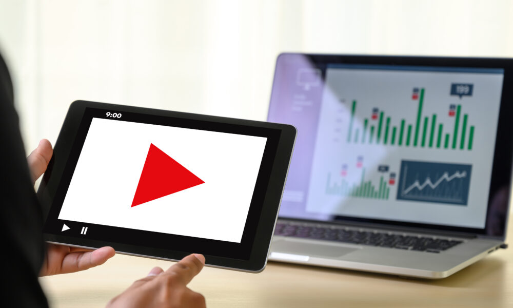 איך להרוויח כסף מ־YouTube ב־2025: מדריך מעשי